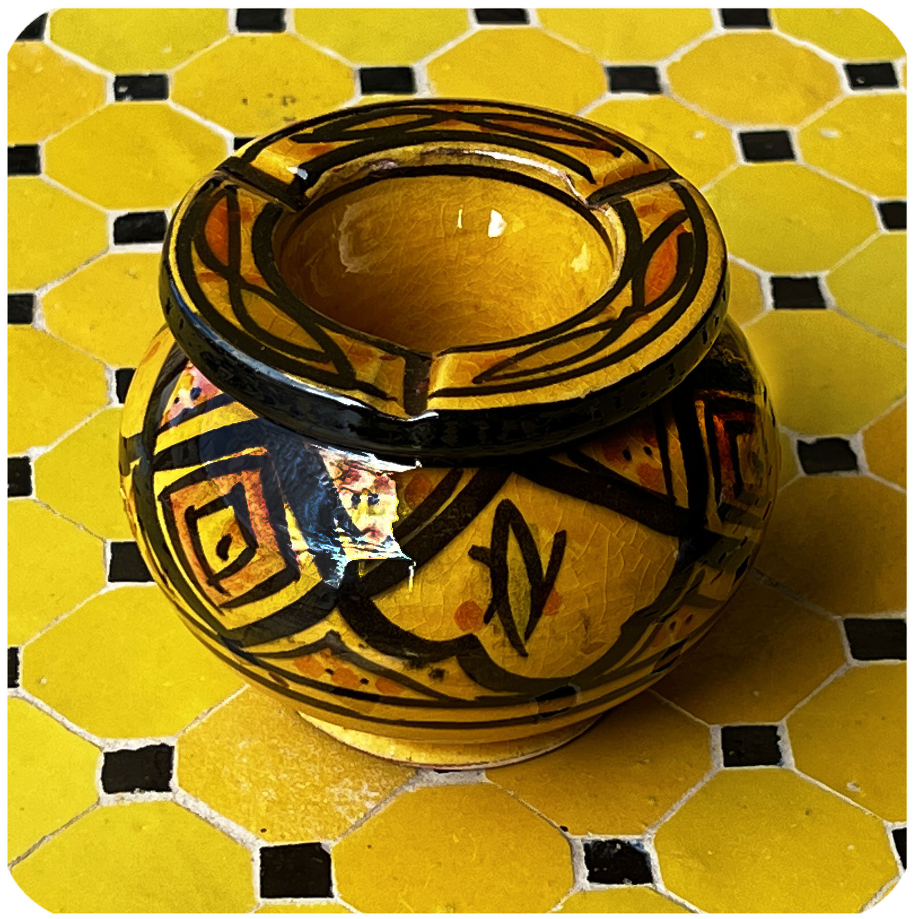 https://www.simandra-shop.de/media/image/e1/49/38/gelb-mittel-Achenbecher-keramik-marokko-safi.jpg